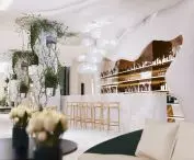 Część strefy restauracyjnej, sufit wykonany z paneli
