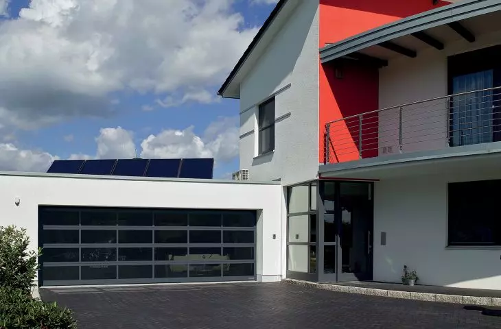 Aluminiowa brama segmentowa ART 42 z przeszkleniem