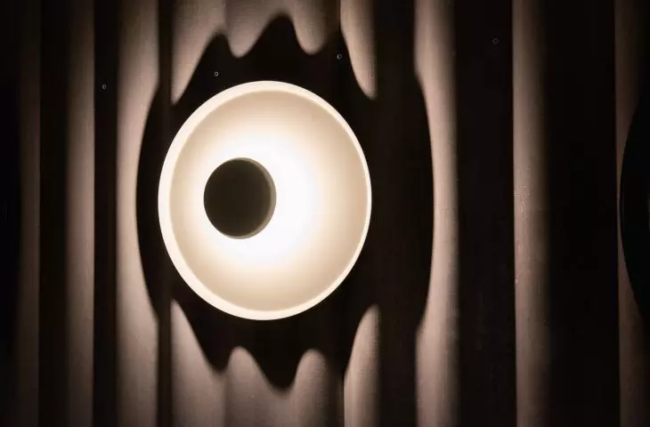 Na falowanych ścianach źródłem światła są kuliste lampy