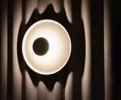 Na falowanych ścianach źródłem światła są kuliste lampy