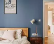 Niebieska ściana tworzy mocny akcent w sypialni