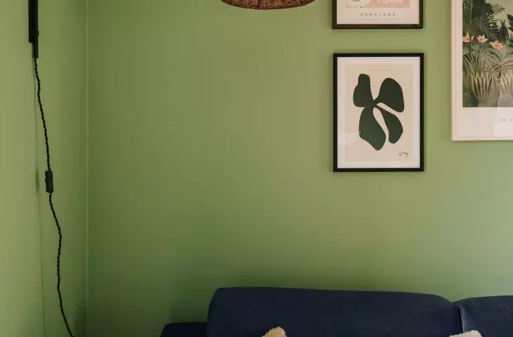 Ściany ozdabiają grafiki