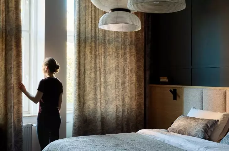 wiszące lampy z papieru ryżowego projektu Jaimego Hayona