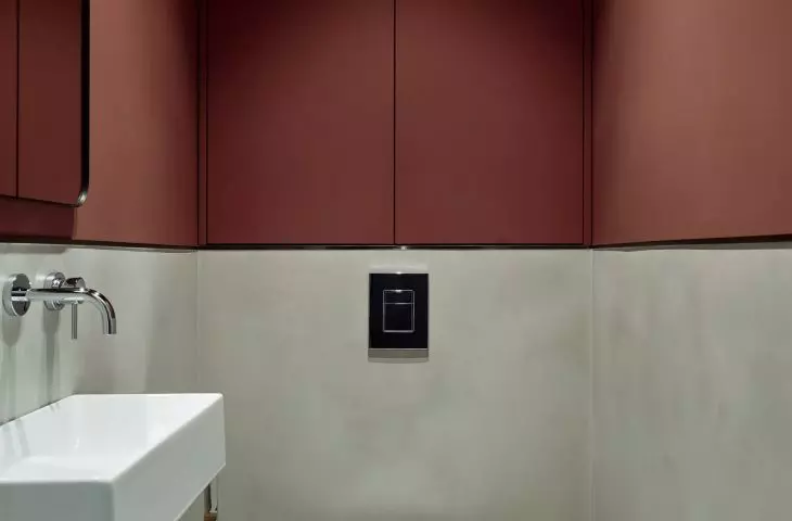 nawet w WC architekci postawili na wyraziste kolory