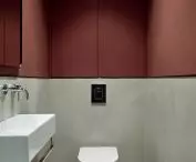 nawet w WC architekci postawili na wyraziste kolory