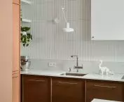 wąskie, pionowe jasne płytki w kuchni