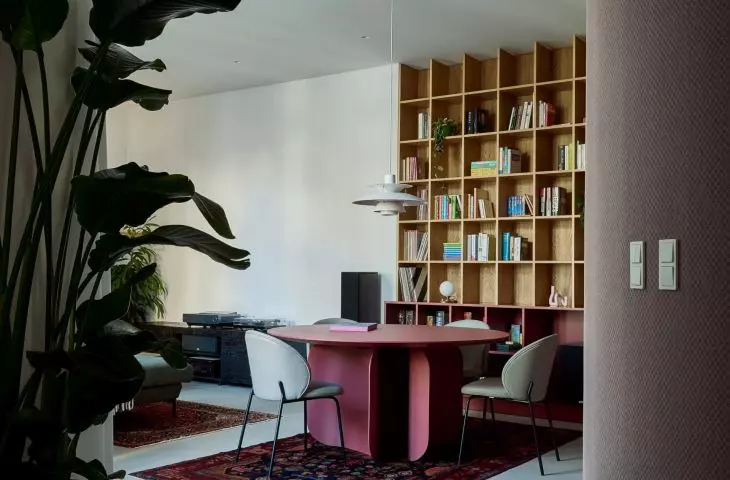 widok na jadalnię i salon