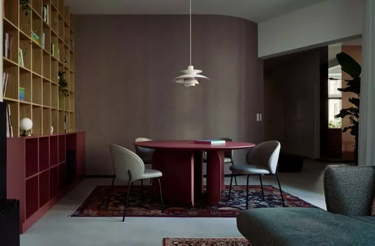 splayed wall between living room and kitchen