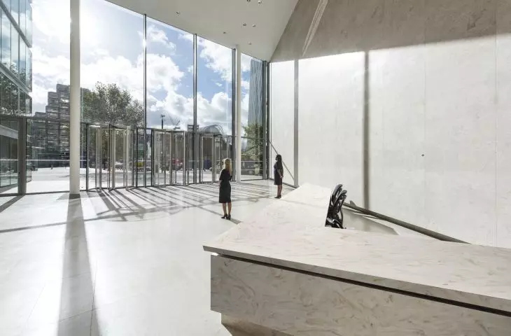 Biurko recepcyjne w kształcie litery V z Corian® Solid Surface (kolor Sand Storm) 