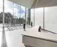 Biurko recepcyjne w kształcie litery V z Corian® Solid Surface (kolor Sand Storm) 