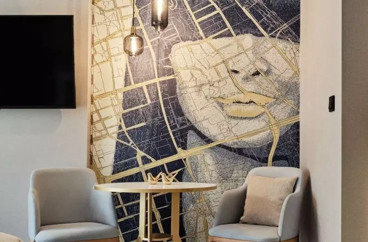 The walls of the rooms are decorated with a map, here Powiśle