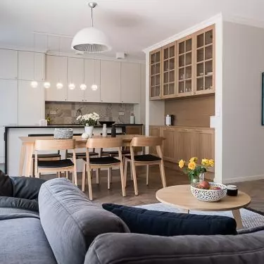 The combination of kitchen and living room requires zoning