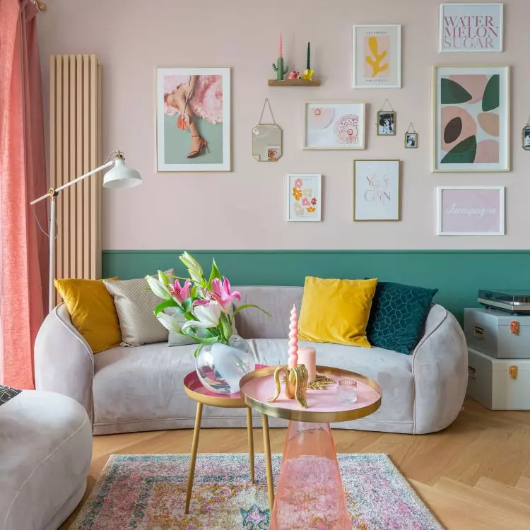 Mix of colors and ornaments in the living room  