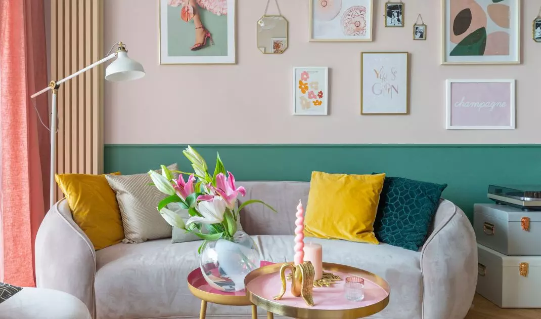 Mix of colors and ornaments in the living room  