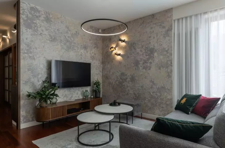 In the rest area you will find wallpaper imitating concrete