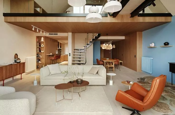 The background of the space is light wood and subtle colors - warm shades of beige on one side and blue on the other