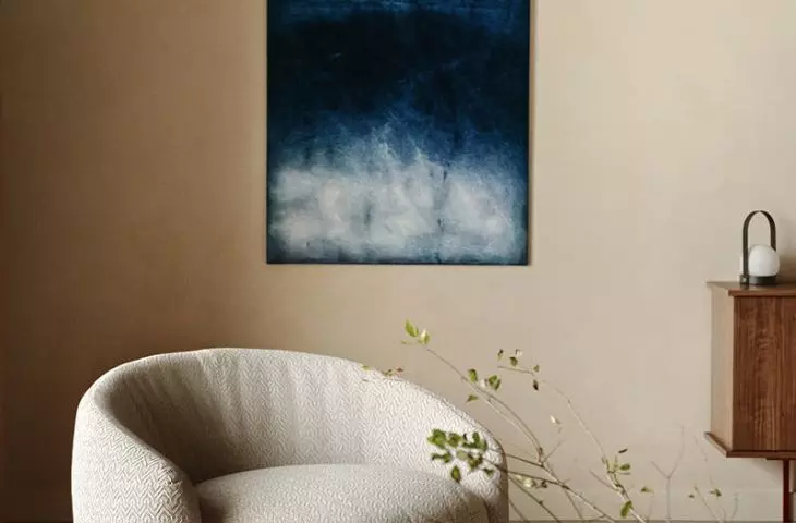 On the beige background of the wall, the designers placed an image reminiscent of rough sea waves - a large-format decorative tile