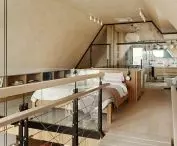upper floor with bathroom and bedroom