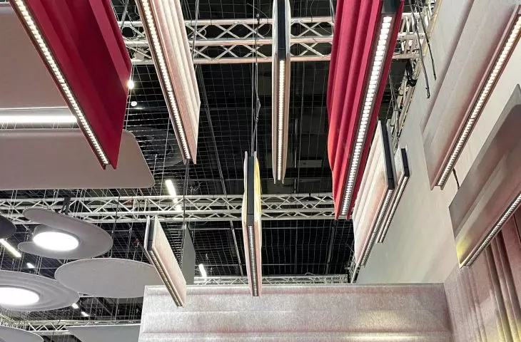 Panele akustyczne produkowane przez Acustio połączone z wysoce energooszczędnym oświetleniem  LED od Lena Lighting
