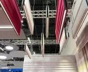 Panele akustyczne produkowane przez Acustio połączone z wysoce energooszczędnym oświetleniem  LED od Lena Lighting