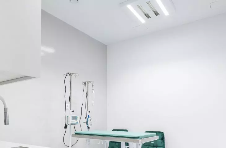 Lampa UV-C Sterilon Square produkowana przez Lena Lighting łączy funkcje oświetlenia i sterylizacji powierzchni.