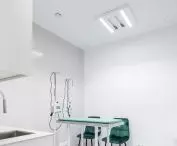 Lampa UV-C Sterilon Square produkowana przez Lena Lighting łączy funkcje oświetlenia i sterylizacji powierzchni.