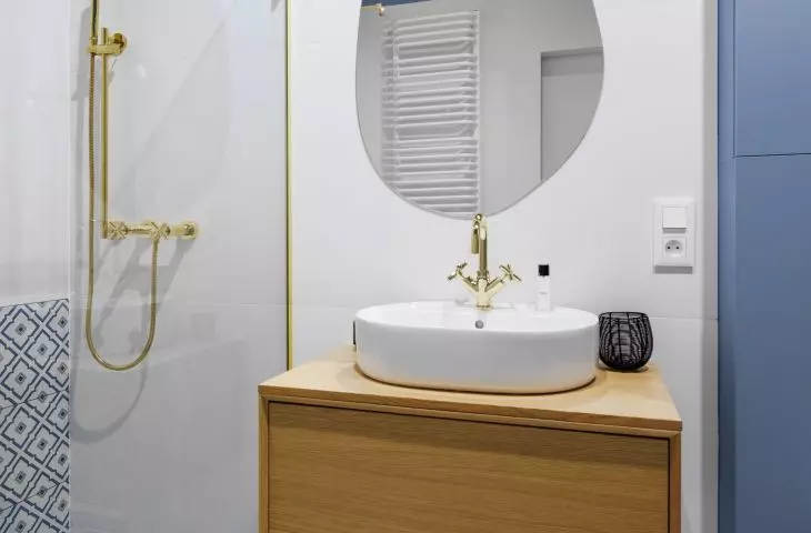 The bathroom is kept in shades of blue and white