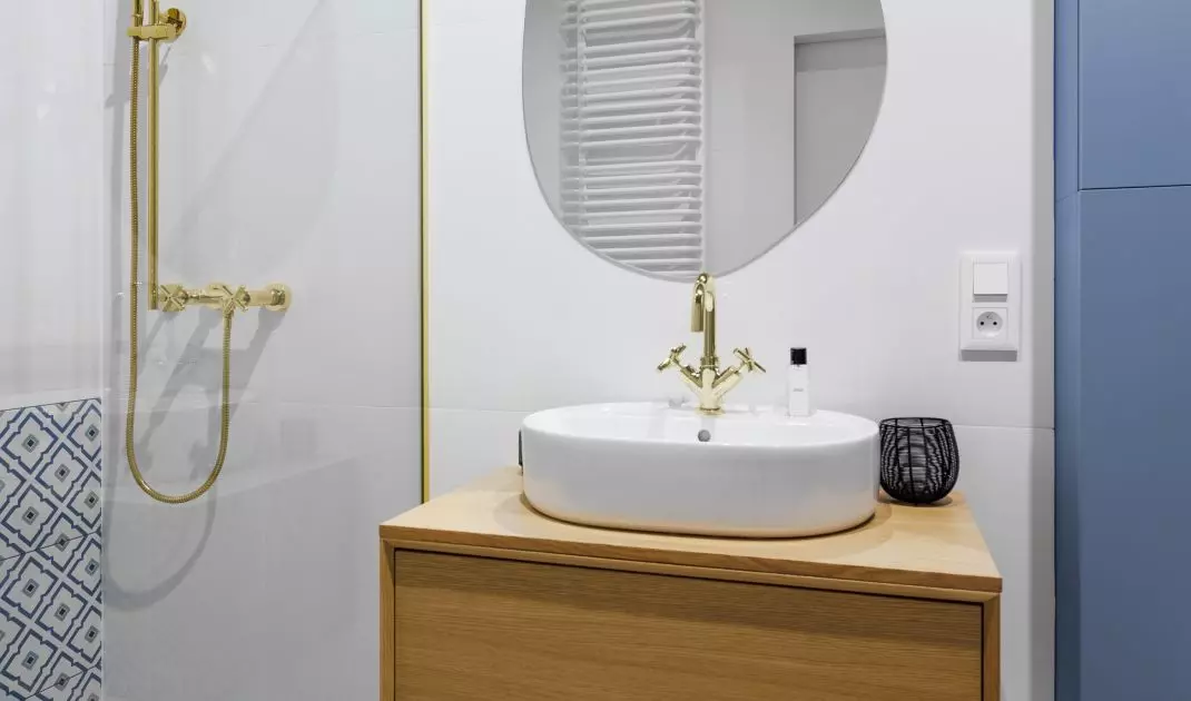 The bathroom is kept in shades of blue and white