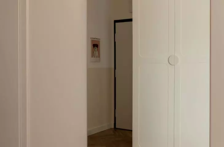 lustro z charakterystycznym różowym łukiem — motywem powtórzonym z frontów kuchennych szafek