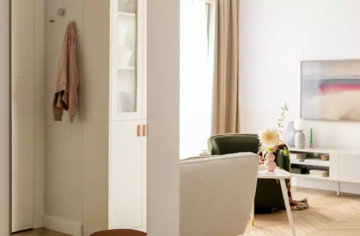 widok z przedpokoju na salon