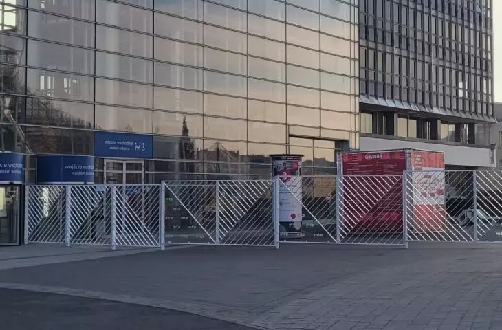 A new, visually invasive, fence dividing the MTP space.