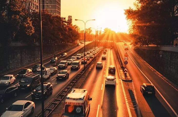 duże metropolie za dnia zapełniają się tysiącami przyjezdnych, którzy nocą opuszczą je i wrócą do swoich miejscowości