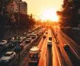 duże metropolie za dnia zapełniają się tysiącami przyjezdnych, którzy nocą opuszczą je i wrócą do swoich miejscowości