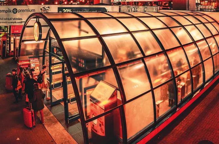 duże metropolie za dnia zapełniają się tysiącami przyjezdnych, którzy nocą opuszczą je i wrócą do swoich miejscowości
