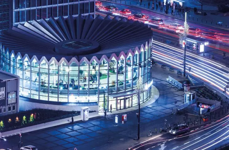 Large metropolises during the day are filled with thousands of visitors who will leave them at night and return to their localities