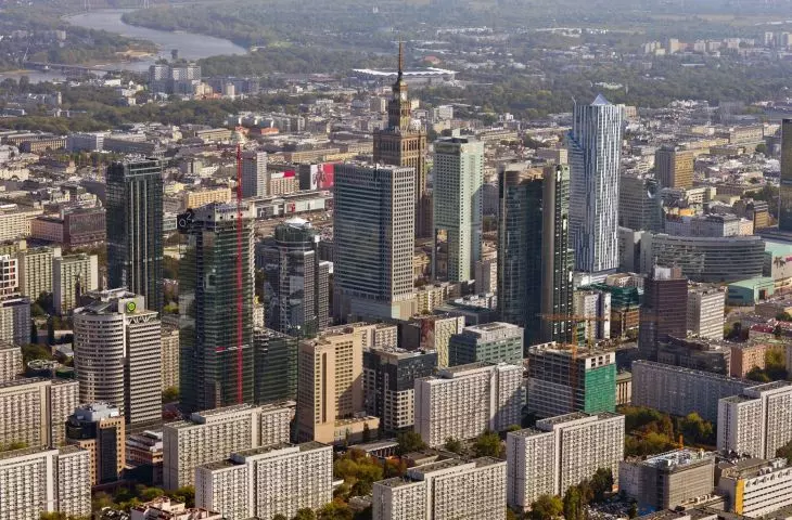 Jako realizację pomysłu autor wybrał Osiedle Za Żelazną Bramą w Warszawie