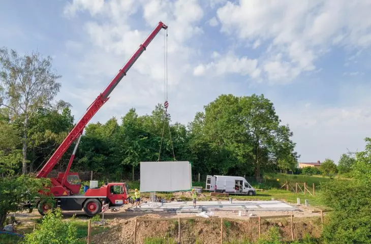montaż ścian domu w systemie ciężkim niemieckim; na postawienie stanu surowego zamkniętego (na uprzednio przygotowanej płycie fundamentowej) potrzeba około tygodnia