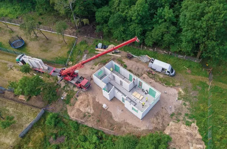 montaż ścian domu w systemie ciężkim niemieckim; na postawienie stanu surowego zamkniętego (na uprzednio przygotowanej płycie fundamentowej) potrzeba około tygodnia