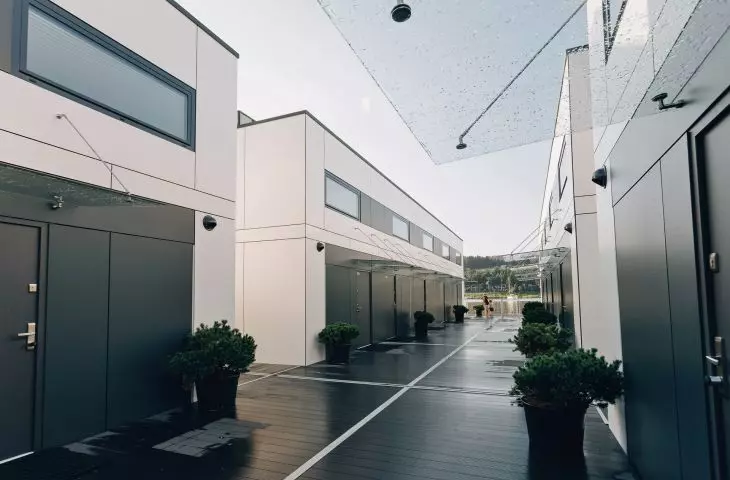the use of modular technologies is a good idea for investments - it allows to shorten the time of construction of the object, such as the motels manufactured by QMODULAR, which are part of the Lemon Resort Spa in Gródek nad Dunajcem