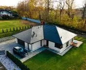 ściany domu z prefabrykatów keramzytowych powstają szybko — na miejscu budowy ściany składane są z gotowych elementów