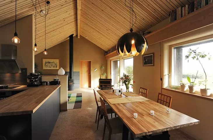 Ecomodus panels and a house built using strawbale technology; houses built using this method are valued for their energy efficiency, quick construction time, use of renewable, biodegradable materials, and optimal, healthy indoor environment