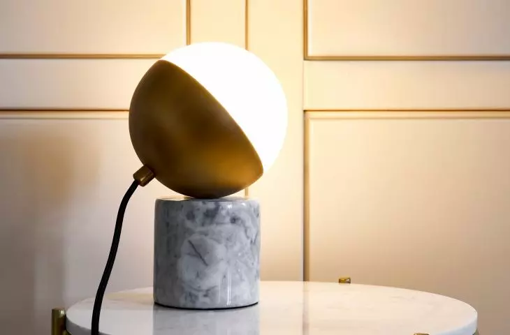 Wybór lampy stojącej koło łóżka jest wymagający 