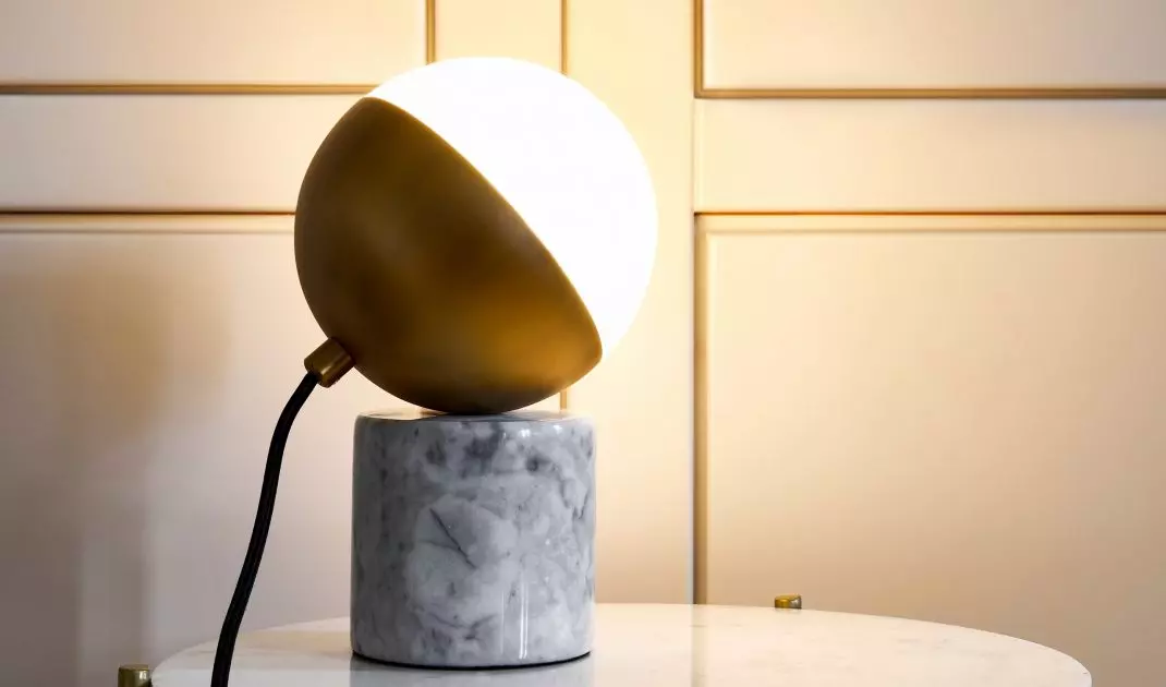 Choosing a standing lamp near the bed is challenging 