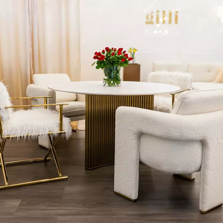 Fotele Luzon wraz z krzesłami Faroe świetnie pasują do jadalni w stylu glamour