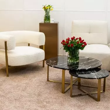 Elegancki fotel Louisiana idealnie pasuje do salonu, aranżację można uzupełnić stolikami Flores z blatem z naturalnego marmuru, dostępnymi w dwóch rozmiarach. Na zdjęciu w towarzystwie sofy modułowej Savannah w kolorze kremowym