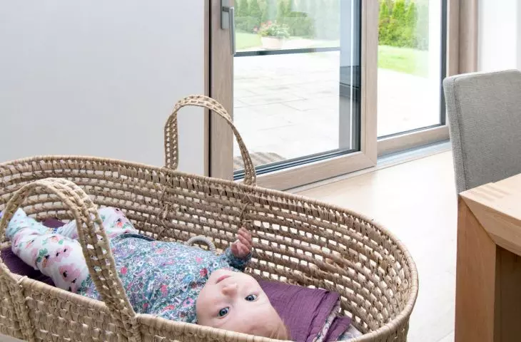 Bezpieczne okna w pokoju dziecka