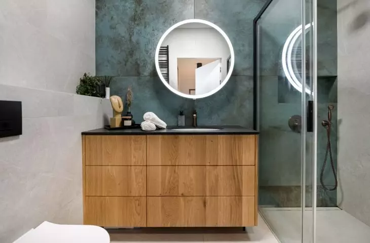 Green tiles enliven the interior