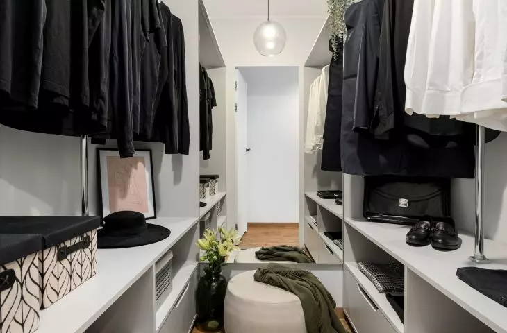 In the dressing room there is a trunk, which facilitates the use of the interior