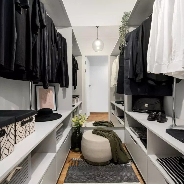 In the dressing room there is a trunk, which facilitates the use of the interior