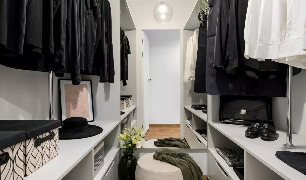 In the dressing room there is a trunk, which facilitates the use of the interior